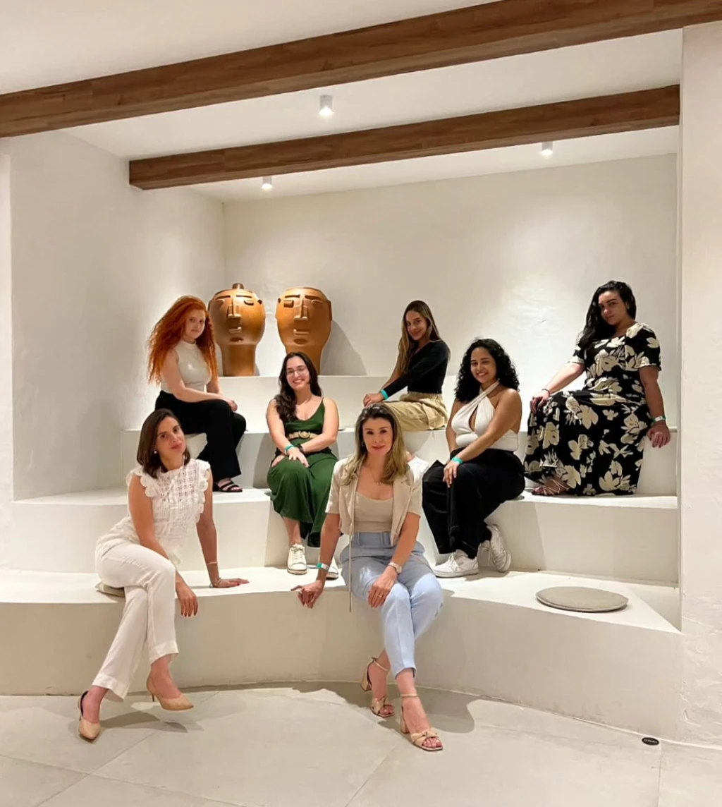 Equipe do Studio Brick reunida em um ambiente arquitetônico